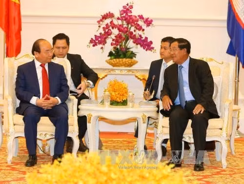 Thủ tướng Nguyễn Xuân Phúc và Thủ tướng Samdech Techo Hun Sen hội đàm hẹp. Ảnh: Thống Nhất - TTXVN.