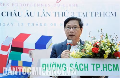 Ông Lê Hoàng, Phó Chủ tịch Hội xuất bản Việt Nam phát biểu khai mạc Ngày hội Sách Châu Âu lần thứ ba. Ảnh: An Hiếu