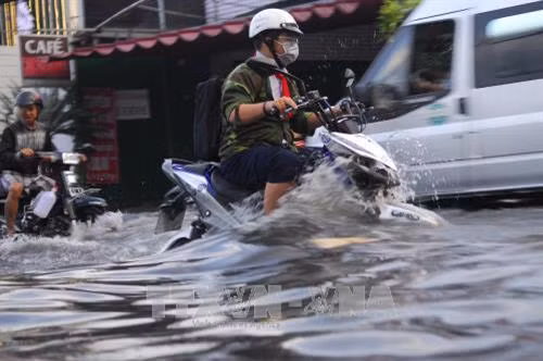 Nước ngập trên đường Trương Vĩnh Ký, quận Tân Phú. Ảnh: Mạnh Linh-TTXVN