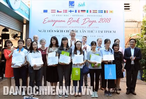 Ban tổ chức trao phần thưởng cho các tác giả đạt giải cuộc thi tìm hiểu về văn học châu Âu. Ảnh: An Hiếu