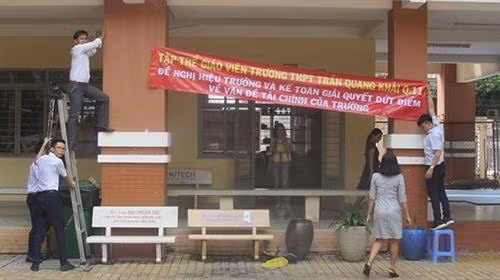 Giáo viên treo băng rôn yêu cầu lãnh đạo đơn vị giải quyết dứt điểm vấn đề tài chính vào chiều 11/5. Ảnh: sggp.org.vn