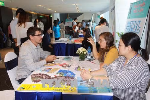 Đông đảo thanh niên, người lao động tìm việc làm tại Ngày hội việc làm Pháp – Việt 2018. Ảnh: Thanh Vũ-TTXVN