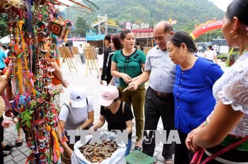 Du khách thập phương tham quan, mua sắm và thưởng thức ẩm thực tại các gian hàng. Ảnh: Thành Đạt - TTXVN