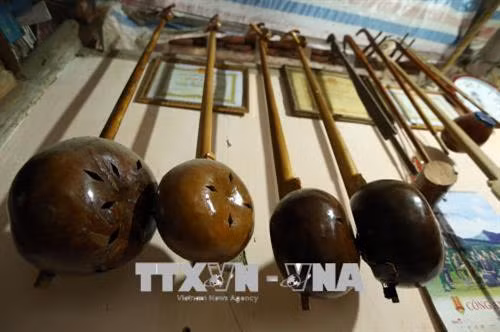 Những cây đàn Tính tẩu của Nghệ nhân Mào Văn Ết. Ảnh: Phan Tuấn Anh - TTXVN