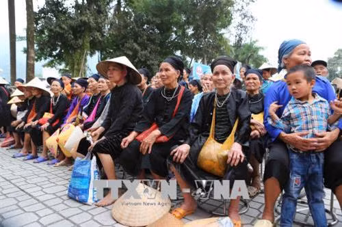Các cụ già người dân tộc Tày, Nùng, Thái thưởng thức các tiết mục nghệ thuật tại buổi lễ. Ảnh: Thành Đạt - TTXVN