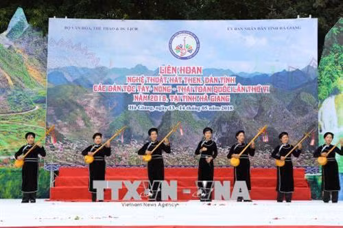 Các tiết mục nghệ thuật hát then - đàn tính của các đoàn. Ảnh: Thành Đạt - TTXVN