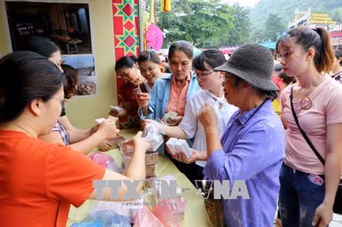 Du khách thập phương tham quan, mua sắm và thưởng thức ẩm thực tại các gian hàng. Ảnh: Thành Đạt - TTXVN
