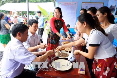 Du khách thập phương tham quan, mua sắm và thưởng thức ẩm thực tại các gian hàng. Ảnh: Thành Đạt - TTXVN