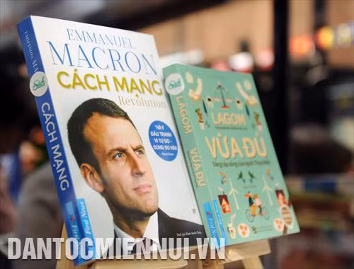 Tác phẩm Cách mạng của Tổng thống Pháp Emmanuel Macron được trưng bày tại Ngày hội. Ảnh: An Hiếu