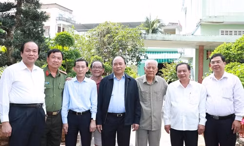 Chiều 5/2/2017, tại Thành phố Cần Thơ, Thủ tướng Nguyễn Xuân Phúc đến thăm và tặng quà cho ông Lê Phước Thọ (thứ ba từ phải sang), nguyên Ủy viên Bộ Chính trị, nguyên Trưởng ban Tổ chức Trung ương. Ảnh: Thống Nhất – TTXVN
