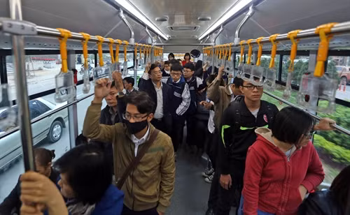 Hành khách trên xe buýt nhanh BRT tuyến Kim Mã - Yên Nghĩa trong ngày đầu tiên thu phí. Ảnh: Huy Hùng- TTXVN