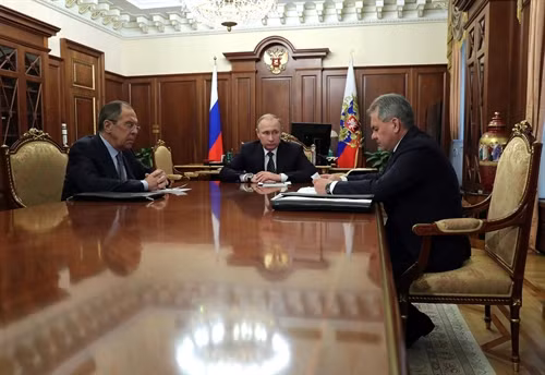 Tổng thống Nga Vladimir Putin (giữa), Ngoại trưởng Nga Sergei Lavrov (trái), Bộ trưởng Quốc phòng Nga Sergei Shoigu (phải) tại cuộc gặp ở Moskva. EPA/TTXVN