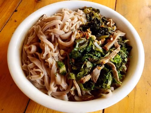 Phở hồng trộn xá xíu.