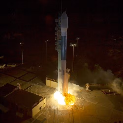 Tên lửa Delta II mang theo vệ tinh ICESat-2 rời bệ phóng ở căn cứ không quân Vandenberg, bang California, Mỹ tối 15/9. Ảnh: AFP - TTXVN