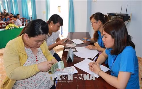 Hàng trăm công nhân ở Bình Phước nhận lương sau khởi kiện chủ công ty bỏ trốn. Ảnh: Dương Chí Tưởng - TTXVN