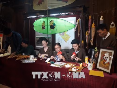 Giới thiệu hoạt động tương tác làm giấy dó, sẽ được tổ chức tại chương trình. Ảnh: Đinh Thuận - TTXVN