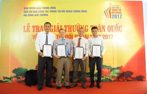 Nhóm tác giả đạt giải Nhất thuộc Báo ảnh Dân tộc và Miền núi. Ảnh: An Hiếu
