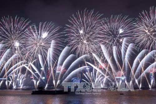 Màn pháo hoa hoành tráng mừng Năm mới 2018 tại Hong Kong, Trung Quốc đêm 31/12. Ảnh: AFP/ TTXVN