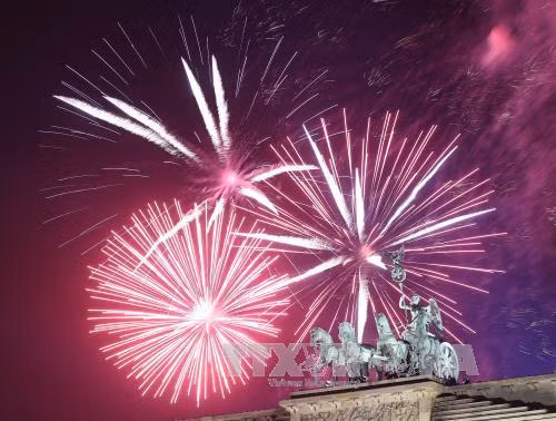 Màn pháo hoa hoành tráng mừng Năm mới 2018 tại Cổng Brandenburg, Berlin, Đức ngày 1/1/2018. Ảnh: THX/ TTXVN