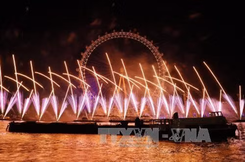 Pháo hoa rực rỡ đón Năm mới trên bầu trời London, Anh ngày 1/1/2018. Ảnh: AFP/TTXVN
