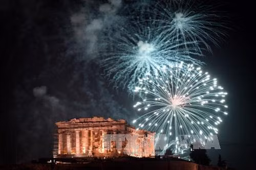 Màn pháo hoa rực rỡ mừng Năm mới 2018 tại Athens, Hy Lạp đêm 31/12. Ảnh: AFP/ TTXVN