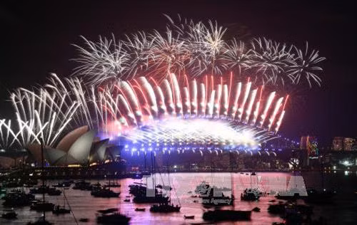 Màn pháo hoa hoành tráng mừng Năm mới 2018 trên nhà hát Con Sò và Cầu cảng Sydney, Australia ngày 1/1/2018. Ảnh: AFP/TTXVN