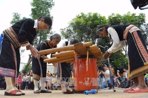 Biểu diễn nhạc cụ dân tộc trong lễ hội. Ảnh: Tuấn Anh – TTXVN