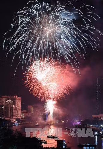 Màn pháo hoa đủ sắc màu mừng Năm mới 2018 tại thủ đô Băng Cốc, Thái Lan ngày 1/1/2018. Ảnh: THX/ TTXVN