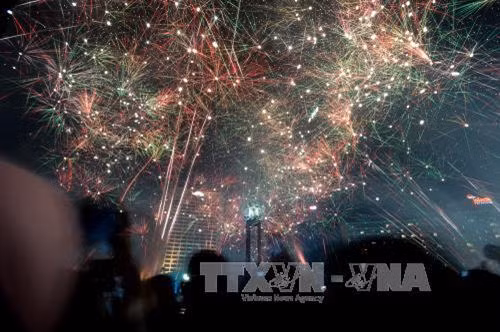 Pháo hoa lung linh trên bầu trời Jakarta, Indonesia đêm 31/12. Ảnh: THX/ TTXVN
