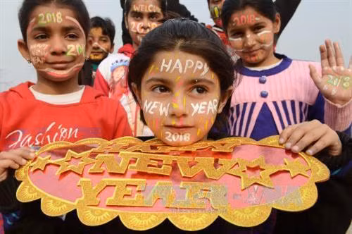 Các em nhỏ mừng Năm mới 2018 tại Amritsar, Ấn Độ ngày 31/12. Ảnh: AFP/ TTXVN