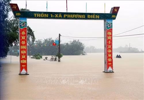 Đường liên thôn ở xã Phương Điền, huyện Hương Khê (Hà Tĩnh) ngập sâu trong nước lũ. Ảnh: Công Tường-TTXVN