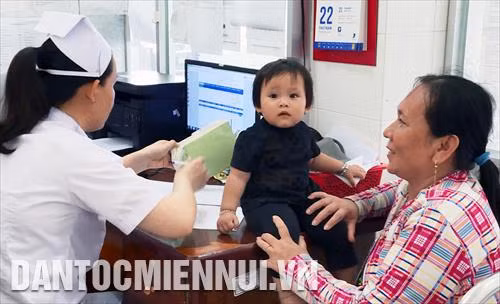 Người dân khám, chữa bệnh tại Trung tâm Y tế huyện Kiên Hải