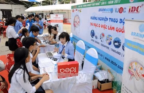 Các đơn vị, doanh nghiệp tư vấn, hướng nghiệp cho các thanh niên, học sinh. Ảnh: An Hiếu - TTXVN.