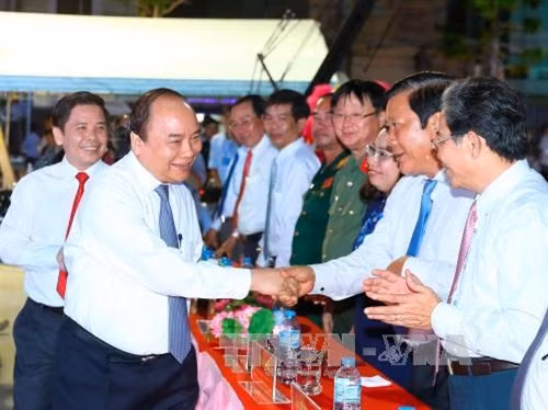 Thủ tướng Nguyễn Xuân Phúc với các đại biểu dự Lễ kỷ niệm. Ảnh: Thống Nhất – TTXVN.