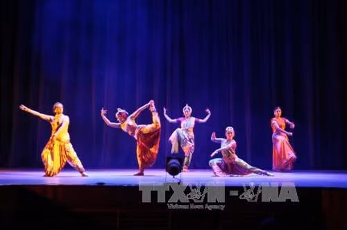 Các nghệ sĩ múa và đoàn Quân nhạc Ấn Độ biểu diễn tiết mục múa Bharatatyam. Ảnh: Thanh Vũ – TTXVN.