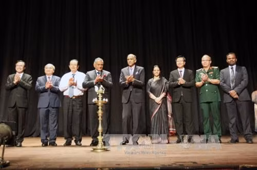 Đại tướng – Tiến sĩ V. K. Singh, Quốc Vụ Khanh Bộ Ngoại Giao Ấn Độ cùng lãnh đạo Thành phố Hồ Chí Minh thực hiện nghi thức khai mạc chương trình. Ảnh: Thanh Vũ – TTXVN.