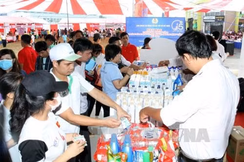 Công nhân lao động mua sắm tại chợ phiên dành cho công nhân. Ảnh: Thanh Vũ - TTXVN.