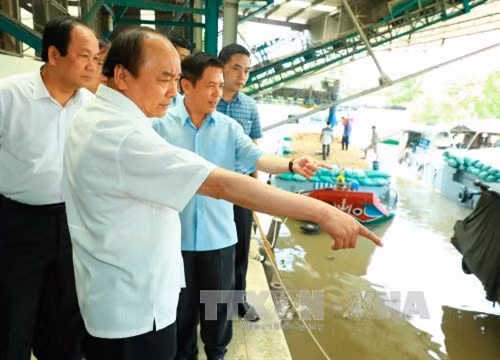 Thủ tướng Nguyễn Xuân Phúc đến thăm Nhà máy chế biến lương thực Thành Tín, thành phố Sóc Trăng. Ảnh: Thống Nhất - TTXVN.