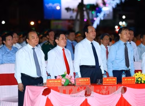 Thủ tướng Nguyễn Xuân Phúc và các đại biểu thực hiện nghi lễ chào cờ tại Lễ kỷ niệm. Ảnh: Thống Nhất – TTXVN.