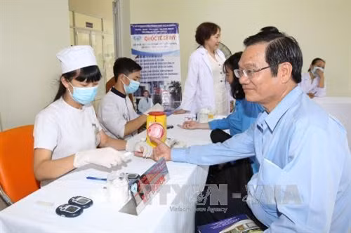 Tổ chức xét nghiệm máu miễn phí cho công nhân lao động. Ảnh: Thanh Vũ - TTXVN.
