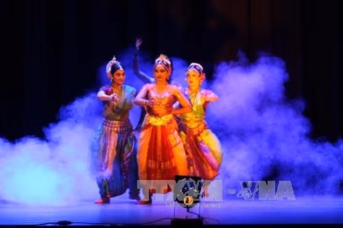 Các nghệ sĩ múa và đoàn Quân nhạc Ấn Độ biểu diễn tiết mục múa Kathak. Ảnh: Thanh Vũ - TTXVN.
