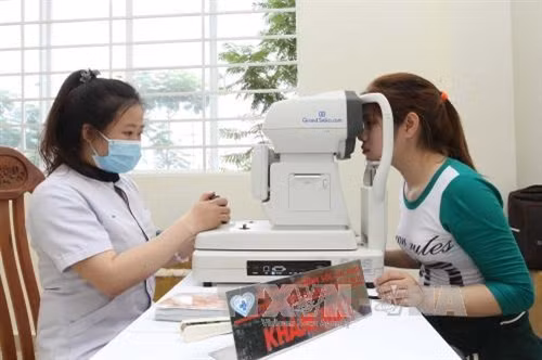 Khám mắt miễn phí cho công nhân lao động. Ảnh: Thanh Vũ - TTXVN.