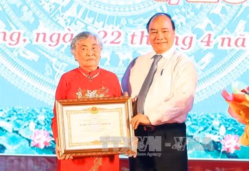 Thủ tướng Nguyễn Xuân Phúc trao tặng danh hiệu vinh dự Nhà nước cho Bà mẹ Việt Nam Anh hùng Lâm Thị Nguyệt. Ảnh: Thống Nhất - TTXVN.