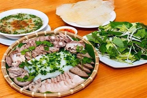 Cháo lòng bánh hỏi: Cháo lòng bánh hỏi là một món ăn sáng dân dã với người dân không chỉ tại thành phố Quy Nhơn mà nhiều huyện xung quanh thuộc tỉnh Bình Định . Khác với món cháo lòng tại các địa phương khác, người dân Bình Định thường để lòng và cháo riêng. Tô cháo cũng nhỏ hơn những nơi khác, hạt gạo to, bát cháo nhiều nước hơn, có kèm theo cả hành khô và tiêu dậy vị cay. Ảnh: Foody.