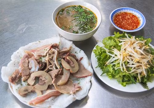 Một mâm bánh hỏi cháo lòng điển hình sẽ có một đĩa lòng, đĩa bánh hỏi, bát cháo, đĩa rau sống, nước mắm chấm và bánh tráng. Bánh hỏi ở Quy Nhơn cũng có phần khác biệt với độ mỏng vừa phải, hơi dai và ăn thơm mùi gạo. Nước mắm thường là mắm nguyên chất, không pha chế gì ngoài cho thêm ớt tươi. Bạn có thể tìm thấy các hàng bánh hỏi cháo lòng ở rất nhiều nơi trong thành phố Quy Nhơn với mức giá dao động từ 20.000-25.000 đồng.
