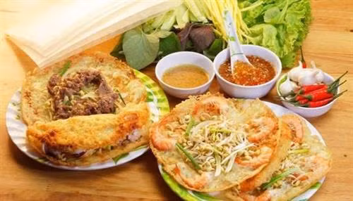 Bánh xèo tôm nhảy: Nhắc đến đặc sản Quy Nhơn, người ta không thể không nhắc tới món bánh xèo tôm nhảy trứ danh. Bánh xèo có mặt ở nhiều tỉnh thành trên cả nước nhưng bánh xèo tôm nhảy thì chỉ có ở Quy Nhơn mới ngon đến vậy. Cứ chiều đến, con đường Diên Hồng tại thành phố Quy Nhơn lại tập nấp khách du lịch và dân địa phương tới các quán bánh xèo. Nhiều người tự hỏi bánh xèo tôm nhảy Quy Nhơn có gì mà hút khách đến vậy. Ảnh: Foody.