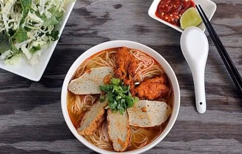 Bên cạnh bún chả cá, bánh canh chả cá cũng là món ăn nổi tiếng tại thành phố Quy Nhơn. Các quán bún/bánh canh chả cá có thể được tìm thấy nhiều trên đường Nguyễn Huệ, nổi tiếng phải kể đến bún chả cá Phượng Tèo, Ngọc Liên, Thu, Quê Hương với mức giá dao động từ 20.000-30.000 đồng. Ảnh: VOV5.