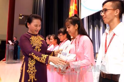 Chủ tịch Quốc hội Nguyễn Thị Kim Ngân tặng học bổng cho các sinh viên có hoàn cảnh khó khăn, học giỏi của trường Đại học Tôn Đức Thắng. Ảnh: Thanh Vũ -TTXVN