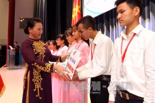 Chủ tịch Quốc hội Nguyễn Thị Kim Ngân tặng học bổng cho các sinh viên có hoàn cảnh khó khăn, học giỏi của trường Đại học Tôn Đức Thắng. Ảnh: Thanh Vũ -TTXVN