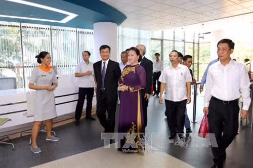 Chủ tịch Quốc hội Nguyễn Thị Kim Ngân tham quan các phòng chức năng của trường đại học Tôn Đức Thắng. Ảnh: Thanh Vũ -TTXVN